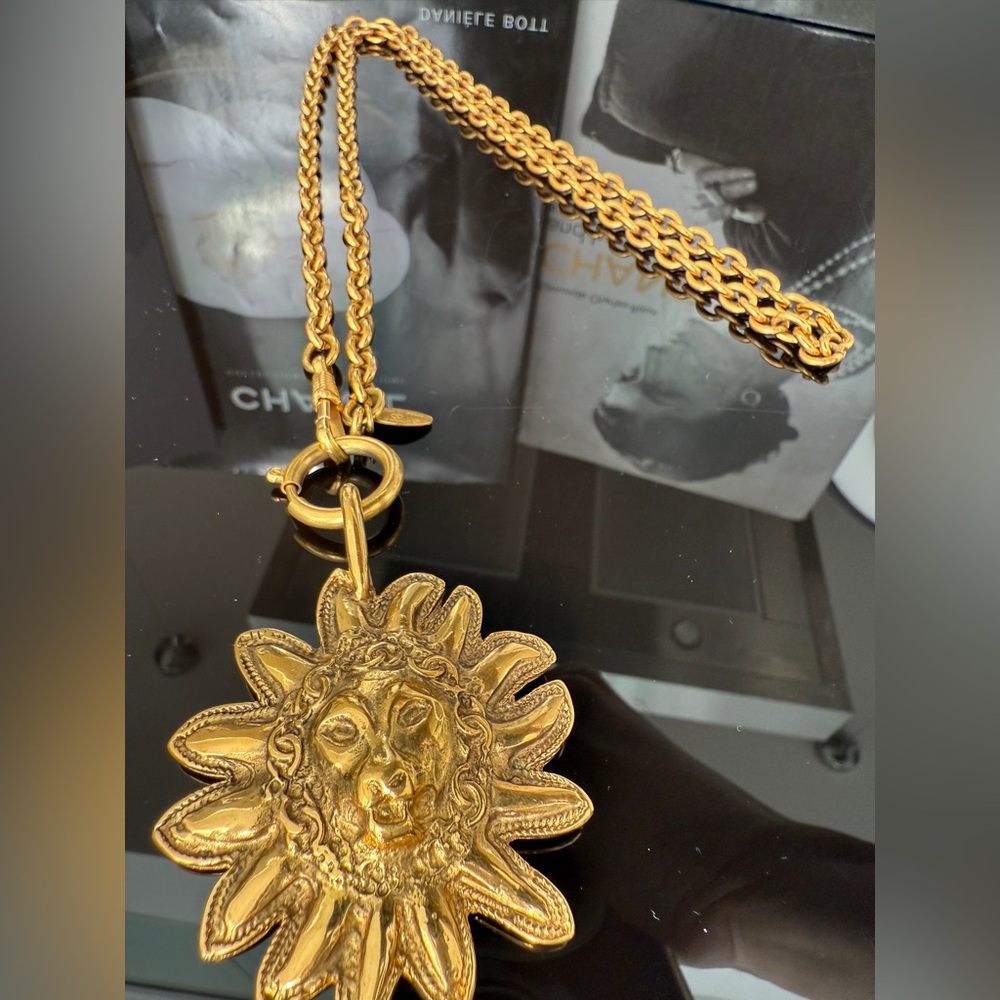 LOT 2269 24K gold plated CHANEL vintage lion head pendant necklace early 80s